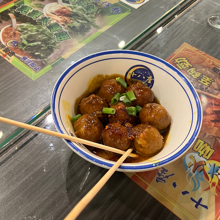 late night eats in Hong Kong; 十八座狗仔粉 fish balls in Central LKF siu mai doggie noodles