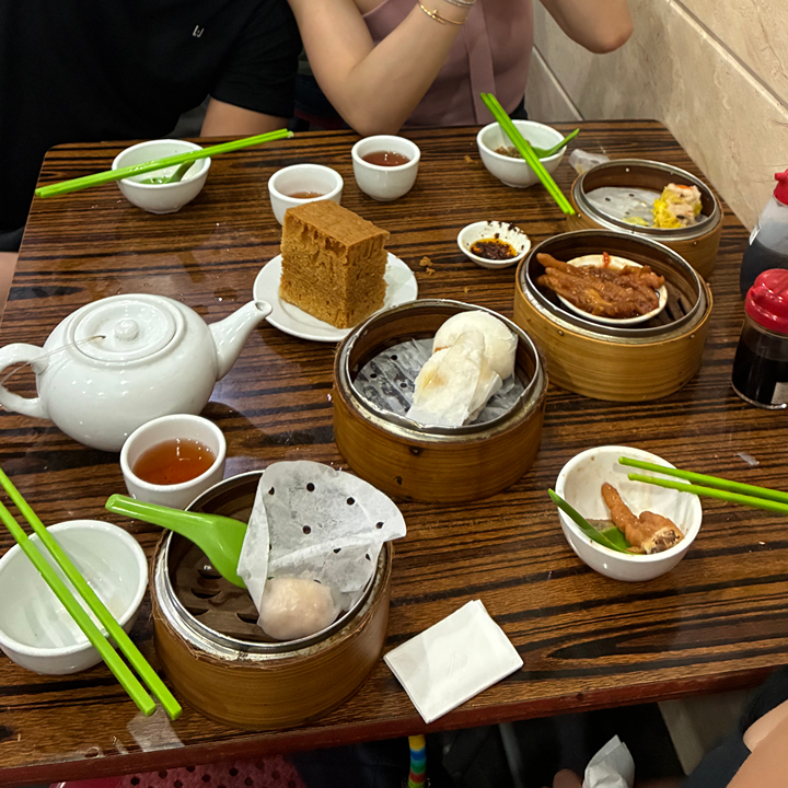 late night eats in Hong Kong; table of dim sum at Sun Hing Restaurant