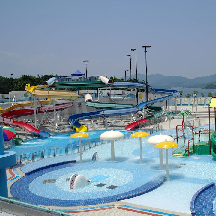 Ma On Shan Public Swimming Pool is one of the best Hong Kong swimming pools, its outdoor pool is really fun!