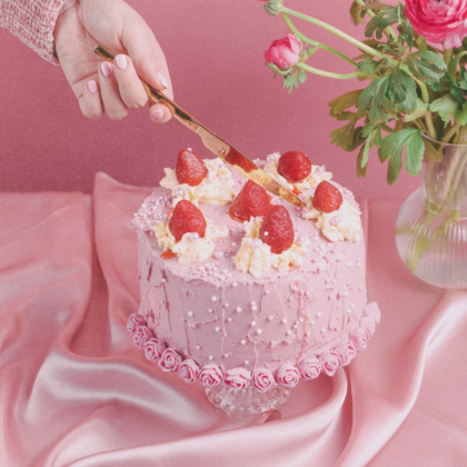 pink cake with strawberries, best cake shops in hong kong