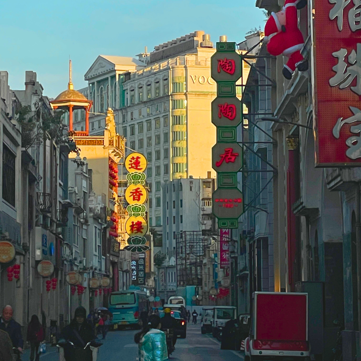 Shangxiajiu Pedestrian Street - Guangzhou Street Food & Shops 